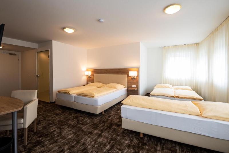 Standard Triple Room image 4