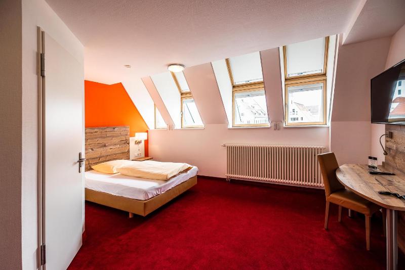 Single Room with Bathroom image 1