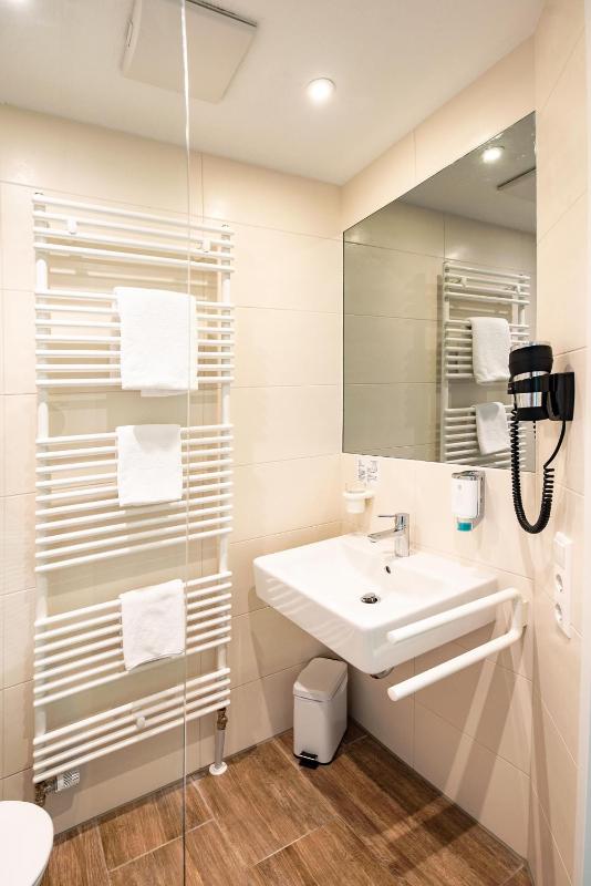 Single Room with Bathroom image 3