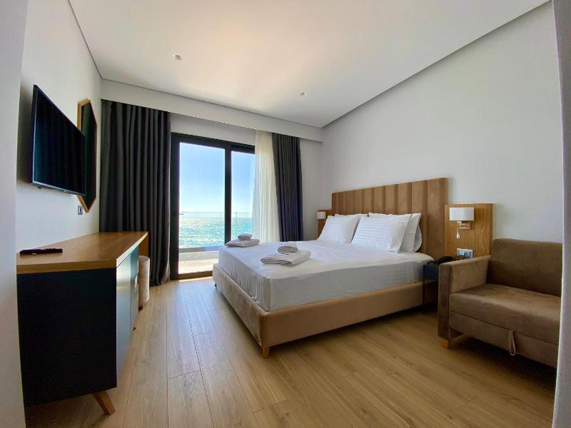 Deluxe Triple Room with Sea View image 3