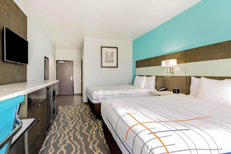 Queen Room with Two Queen Beds - Non-Smoking image 4