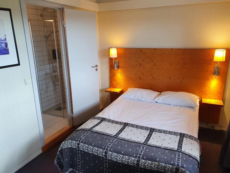Standard Double Room with access to pool image 4