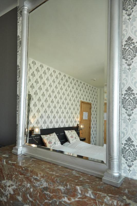 Deluxe Twin Room image 4