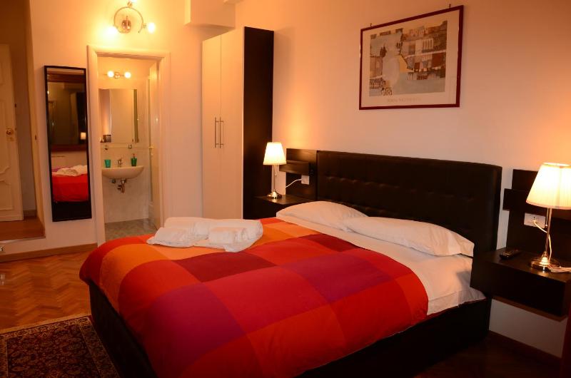 Double Room image 3