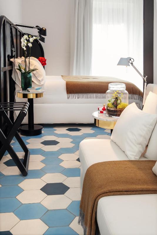 Deluxe Triple Room image 3