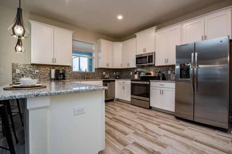 Six-Bedroom House image 2