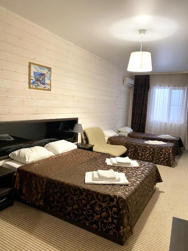 Standard Quadruple Room image 3