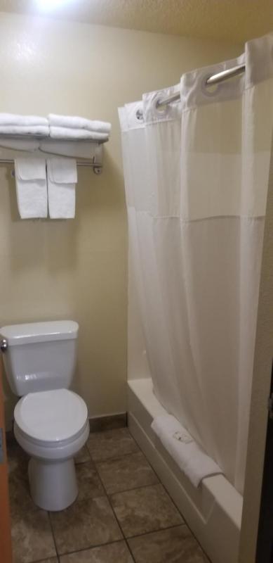 Queen Room with Two Queen Beds - Non-Smoking image 2
