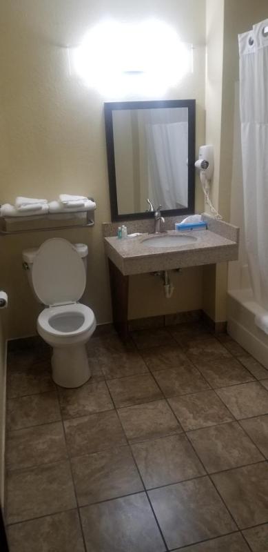 King Room with tub - Accessible/Non-Smoking image 2