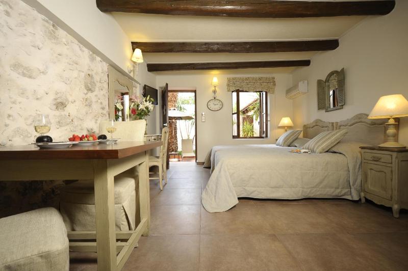 Standard Double Room image 4