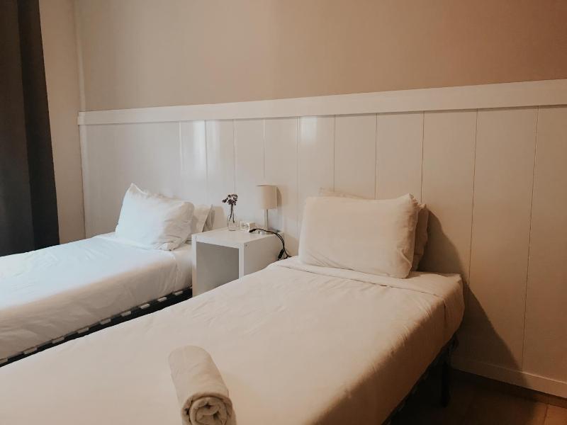 Twin Room with Shared Bathroom image 1