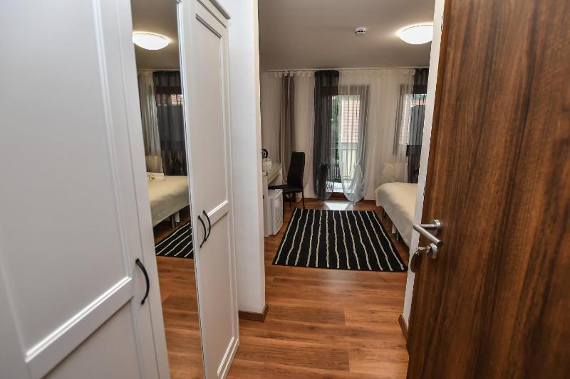 Standard Double or Twin Room with Balcony image 4
