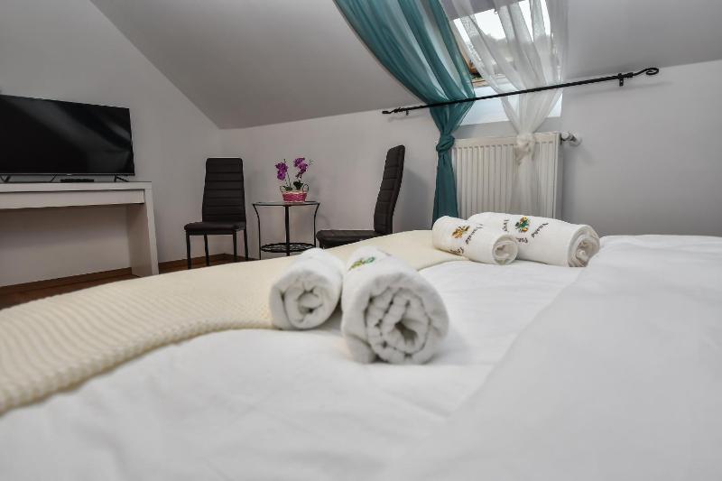 Double or Twin Room image 4