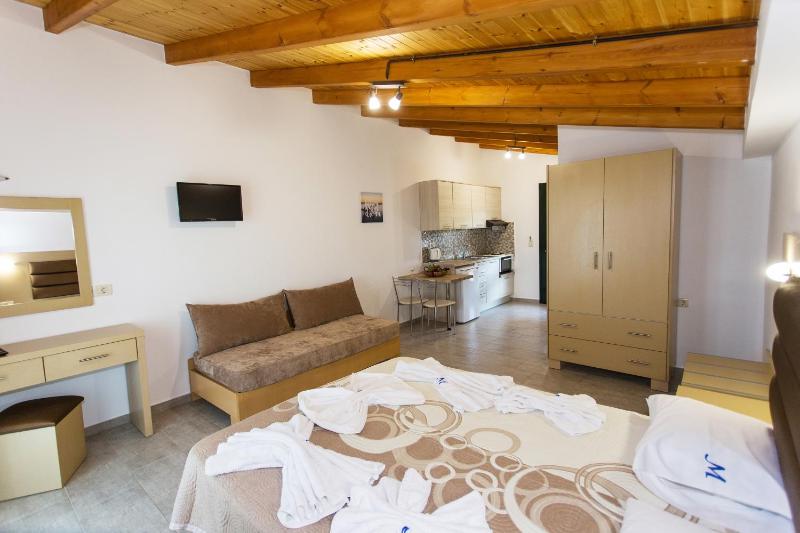 Superior Triple Room with Sea View image 3