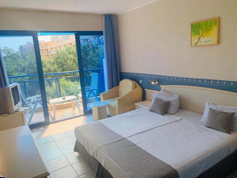 Double Room with Balcony image 1
