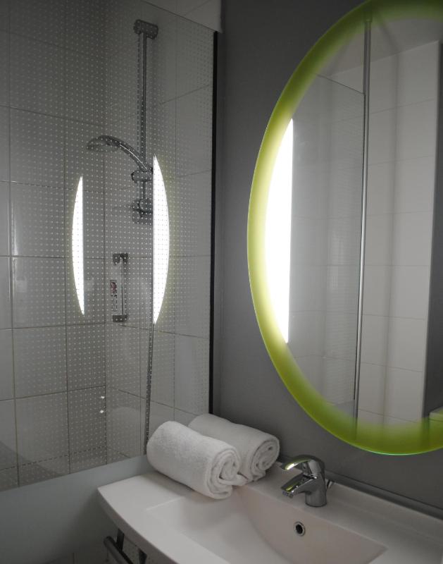 Standard Double Room with Two Double Beds image 3