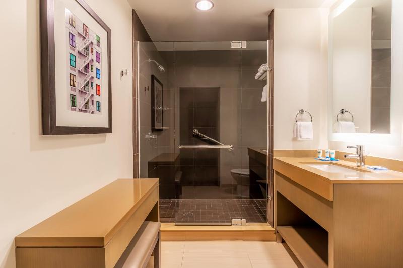 One-Bedroom King Suite with Kitchen image 2