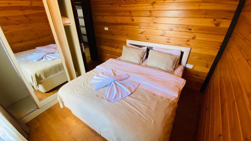 One-Bedroom Apartment with Direct Lake View and Balcony image 3