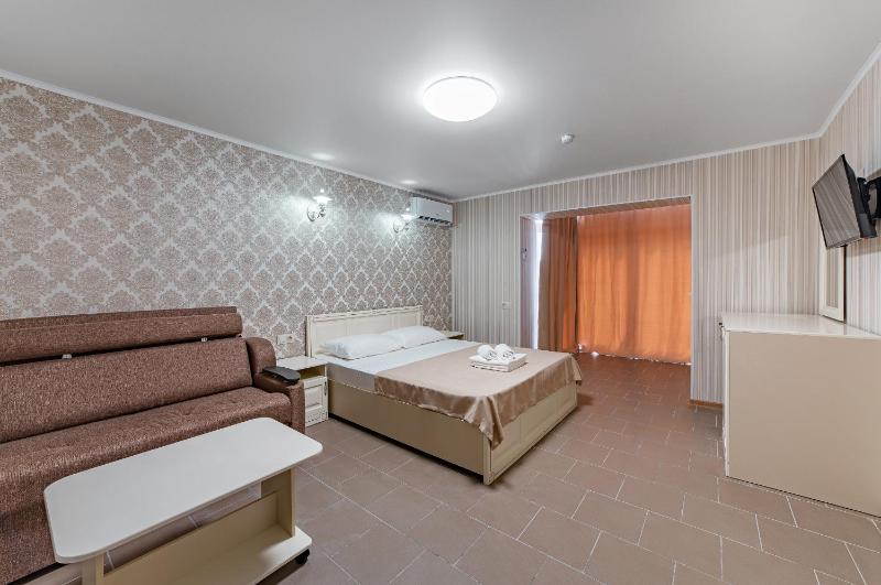 Deluxe Room (2 Adults + 1 Child) image 3