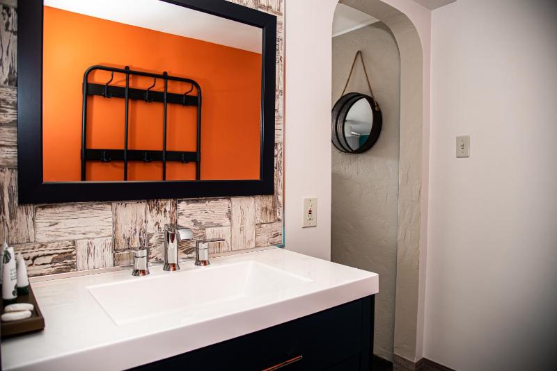 Queen Room image 3