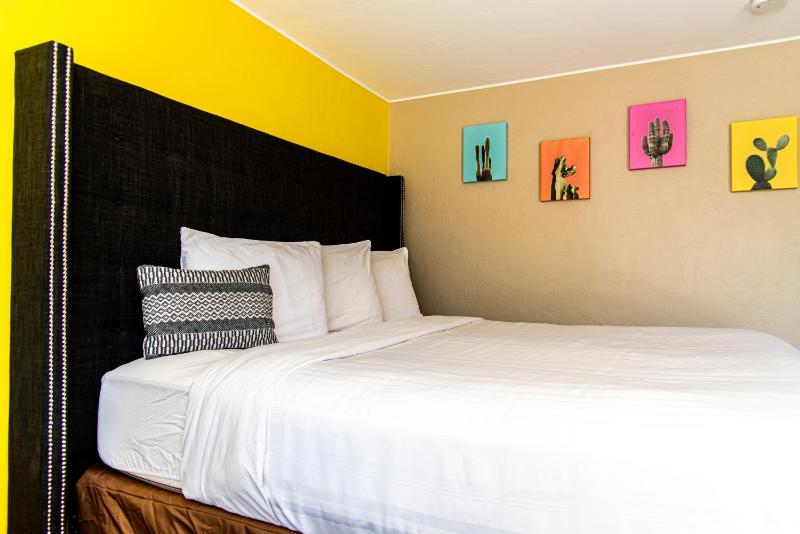 Deluxe King Suite image 4