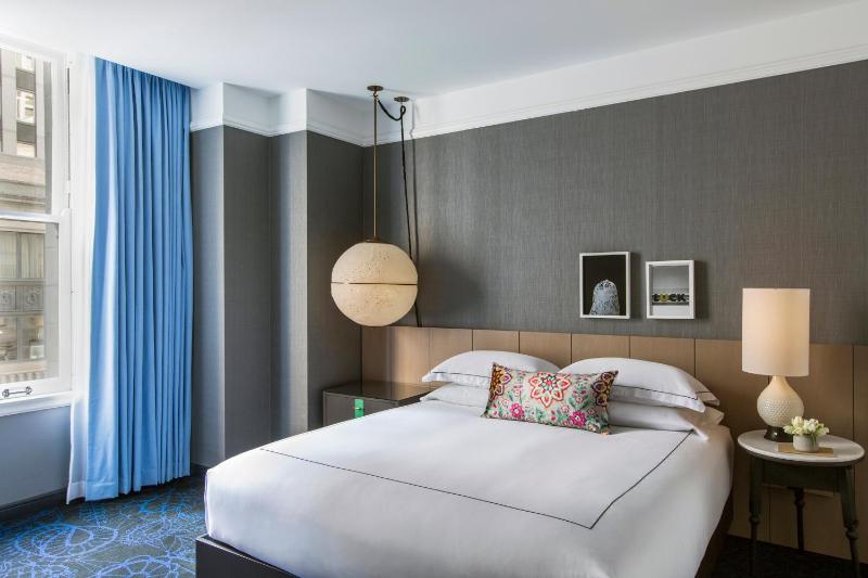 Premium King Room with Soaking Tub image 3
