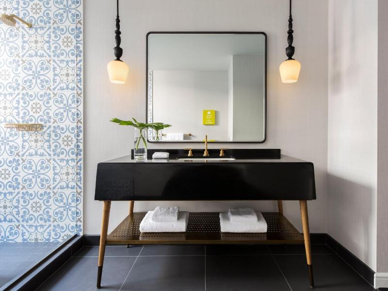 Premium King Room with Soaking Tub image 2