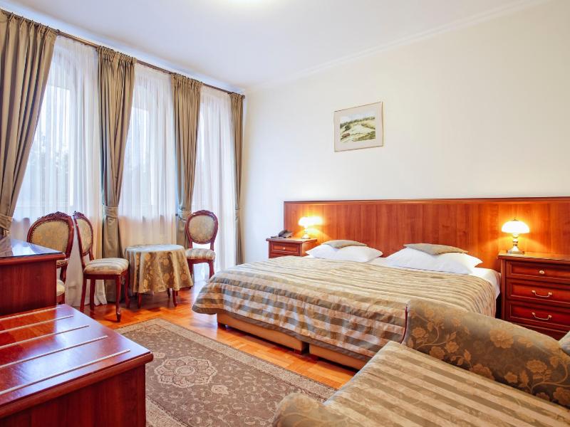Standard Triple Room image 2