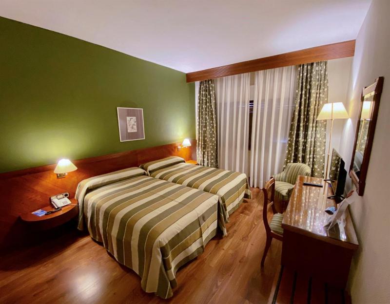 Twin Room image 4