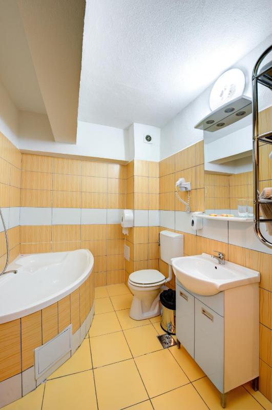 Twin Room image 4