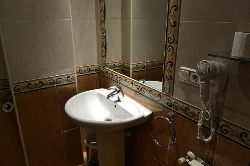 Single Room image 3