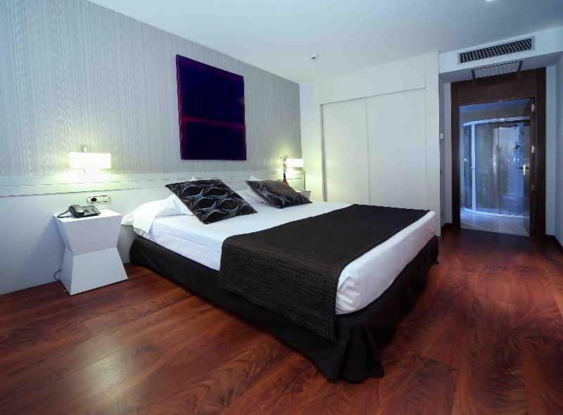 Room #9046532 image 1