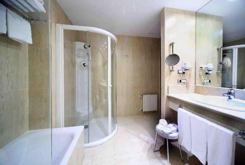 Room #9046532 image 2