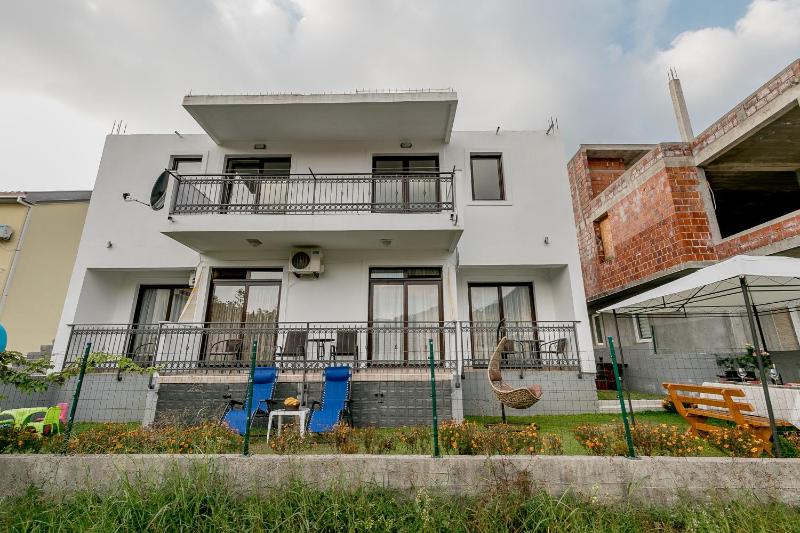 One-Bedroom Apartment with Balcony and Sea View image 2