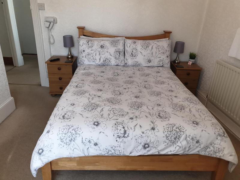 Double Room with Side Sea View En Suite image 4