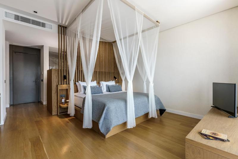 Deluxe Sea View Room with Balcony image 4
