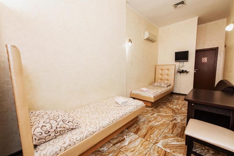 Twin Room image 4