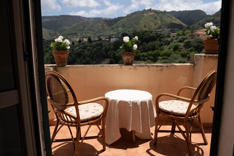 Apartment with Sea View - Separate Building image 3