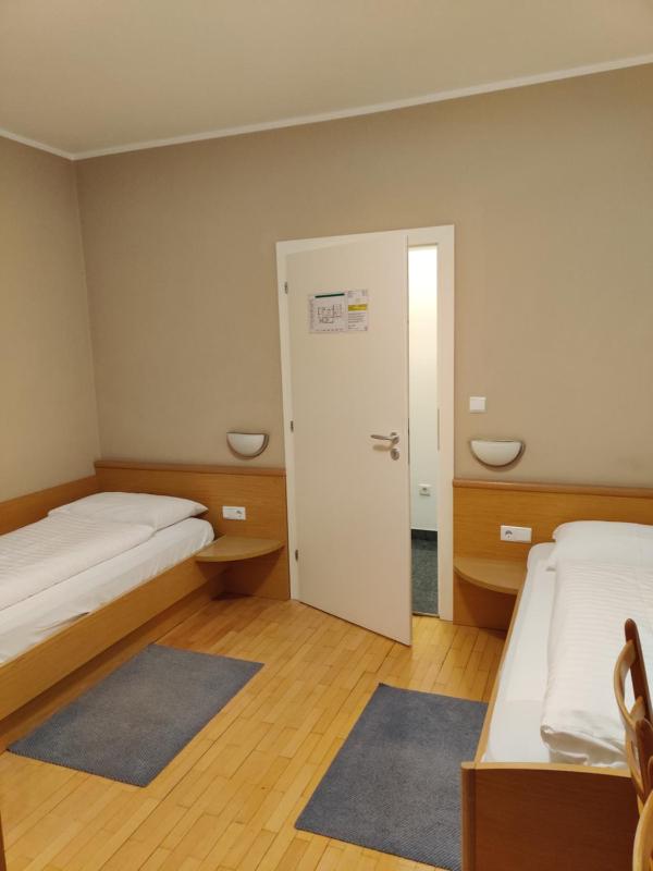 Standard Twin Room image 2