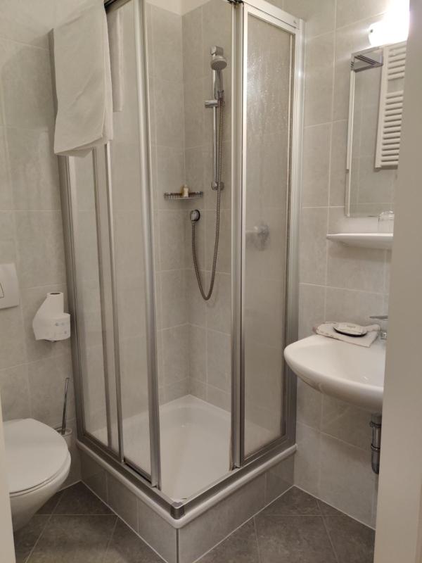 Standard Twin Room image 1