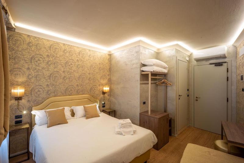 Superior Triple Room image 3