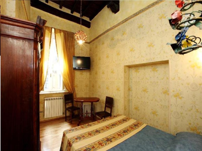 Small Double Room image 4