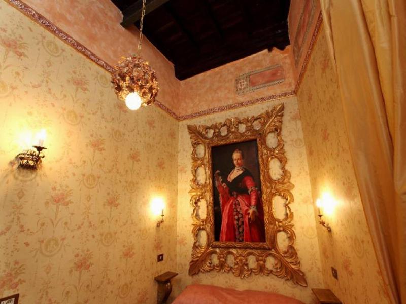 Small Double Room image 2