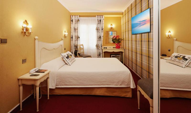 Classic Double Room image 3