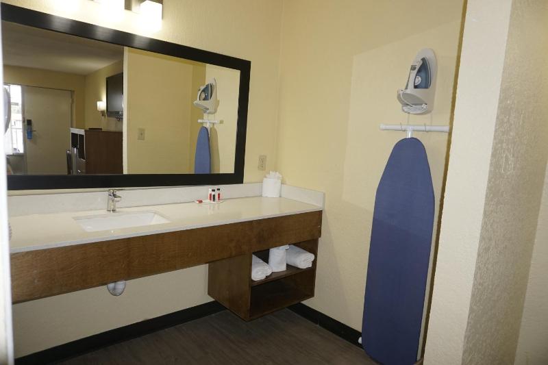 King Room - Non-Smoking image 3