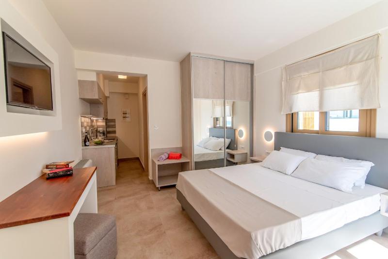 Double Room with Balcony and Sea View image 3