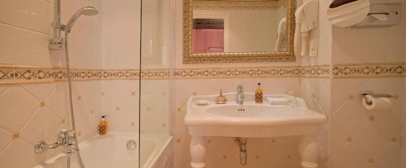 Superior Twin Room image 2