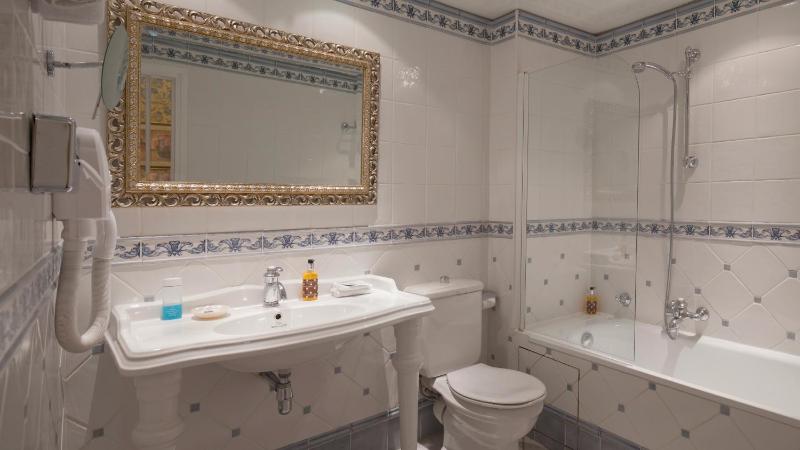 Superior Twin Room image 3