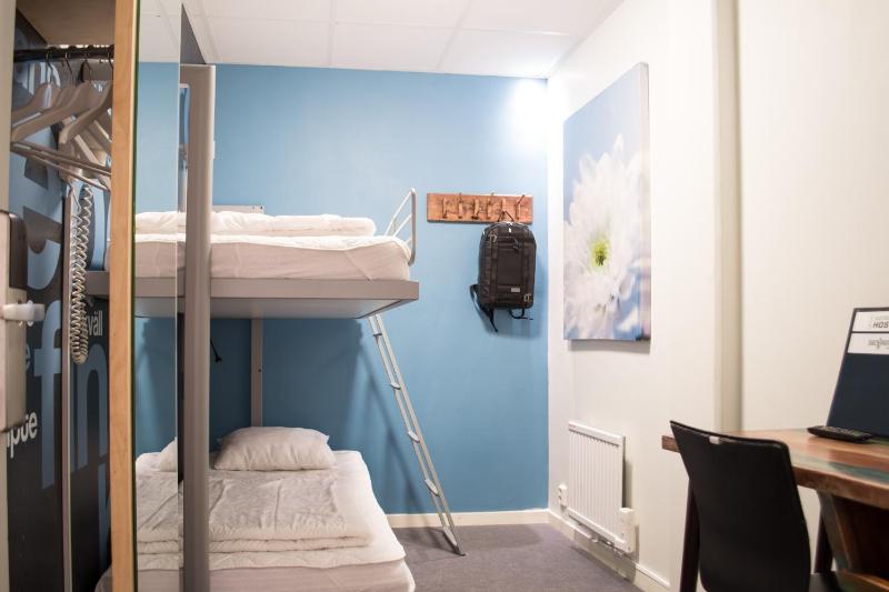 Economy Twin Room with Shared Bathroom (No Window) image 2