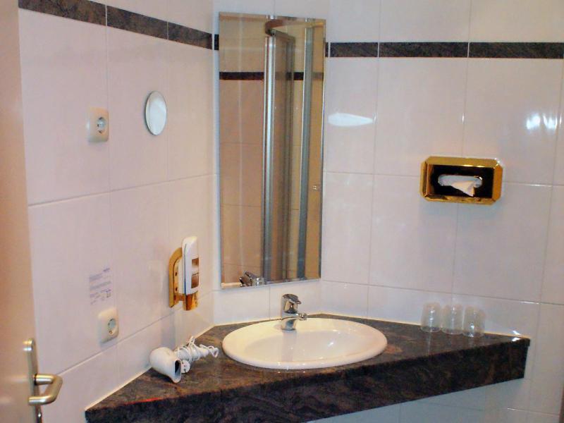 Single Room image 3